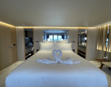 Ferretti 881